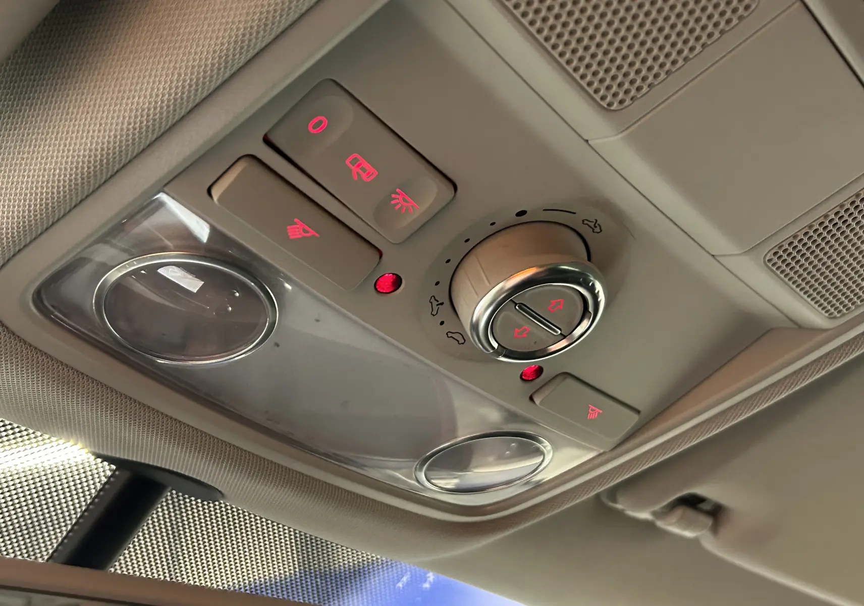 Vue en gros plan du plafonnier avec commandes d’éclairage et de toit ouvrant dans un Volkswagen Tiguan noir métal 2015.