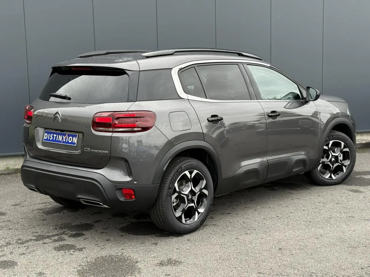 Vue 3/4 arrière droite du Citroën C5 Aircross gris Platinium avec jantes alliage bi-ton et toit noir Perla Nera