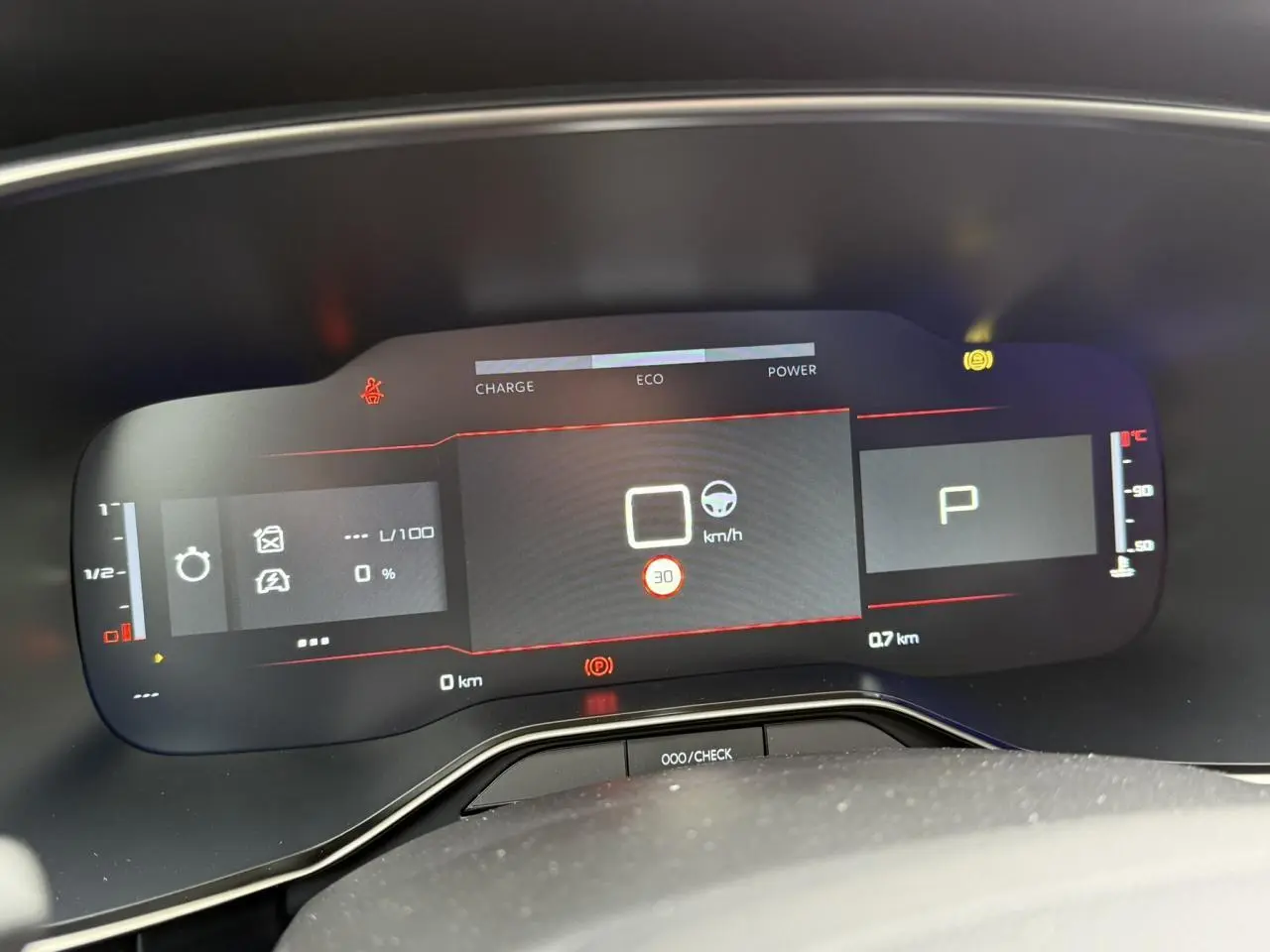 Tableau de bord numérique du Citroën C5 Aircross 2025 affichant la vitesse, la consommation et la température moteur.