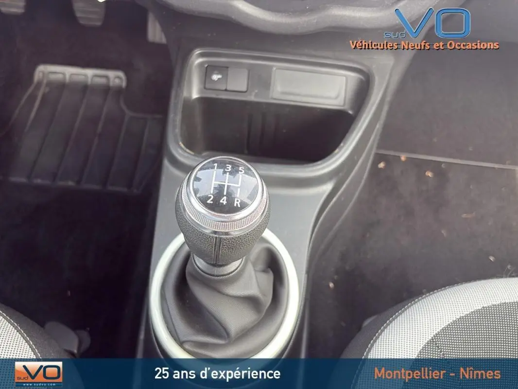 Le levier de vitesses manuel de la Renault Twingo III bleu clair, vue rapprochée de la console centrale intérieure.