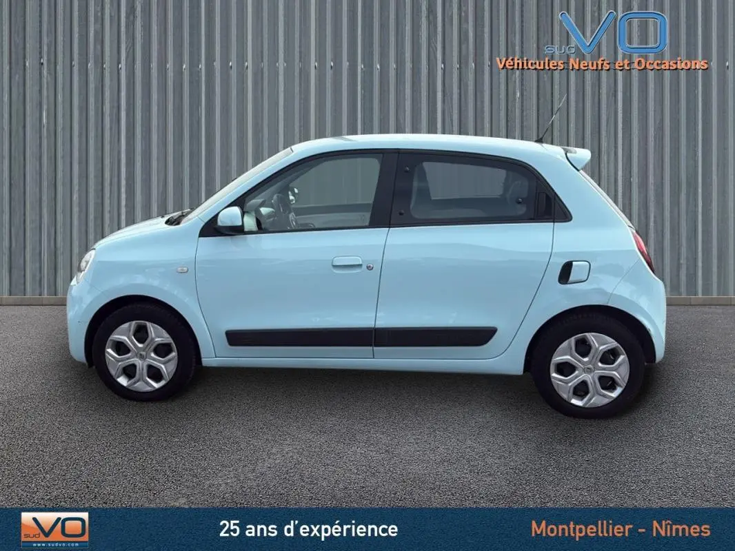 Profil côté gauche d'une Renault Twingo III bleu clair, compacte et moderne, sur fond neutre extérieur.