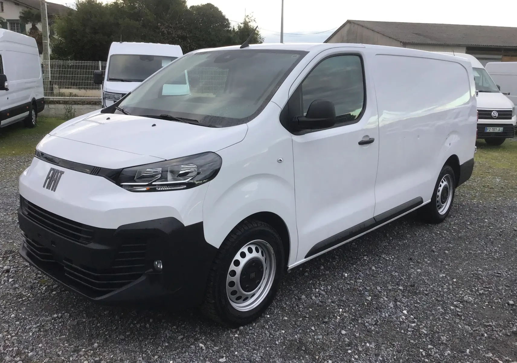 Fourgon FIAT Scudo blanc vu en 3/4 avant droit, avec pare-chocs noir et jantes acier simples.