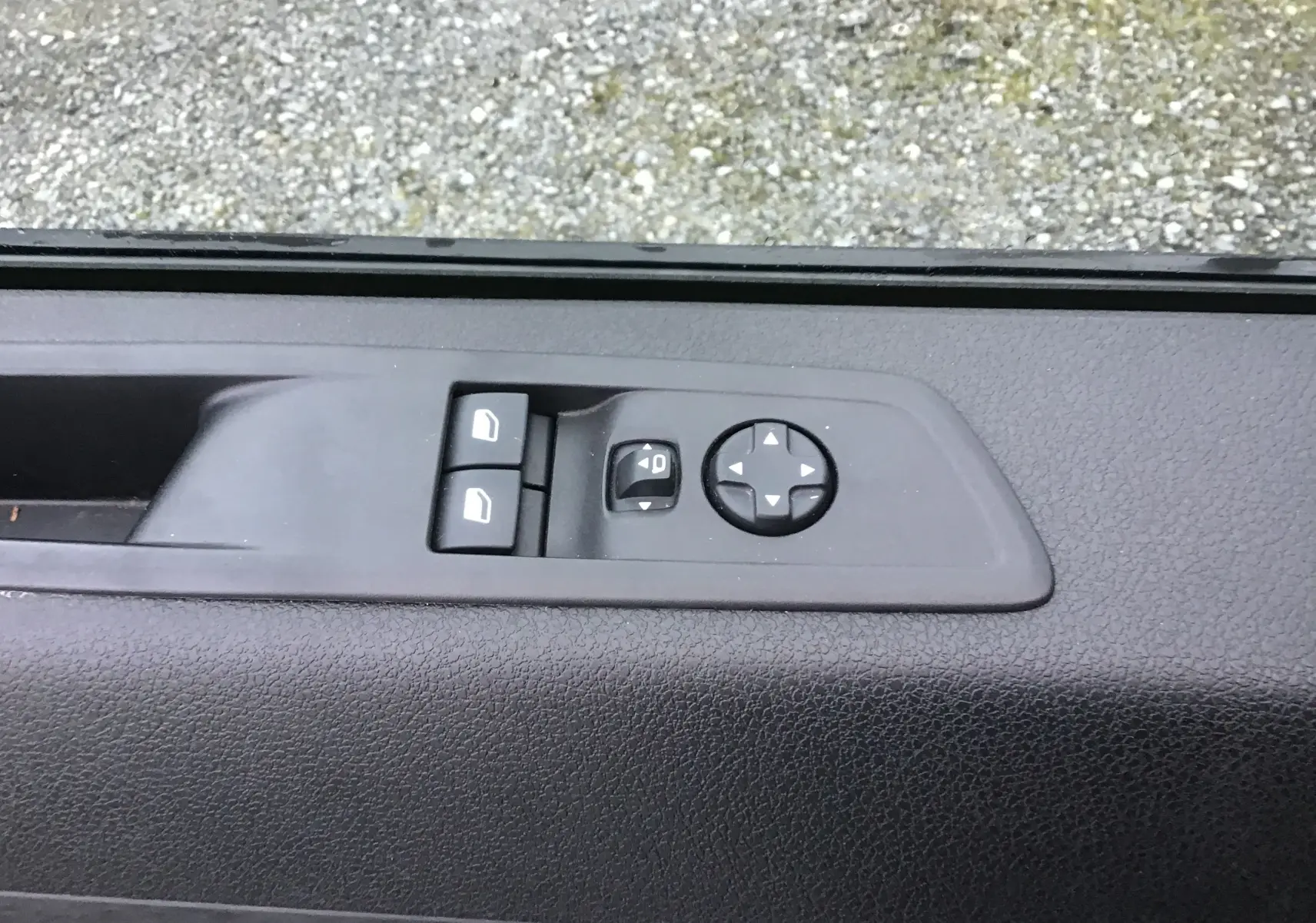 Commandes des vitres et des rétroviseurs sur la porte côté conducteur du Fiat Scudo Fourgon blanc 2024.