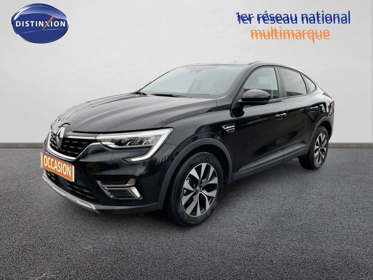Renault Arkana noir 2023 en 3/4 avant droit, avec jantes bi-ton et calandre distinctive lumineuse.