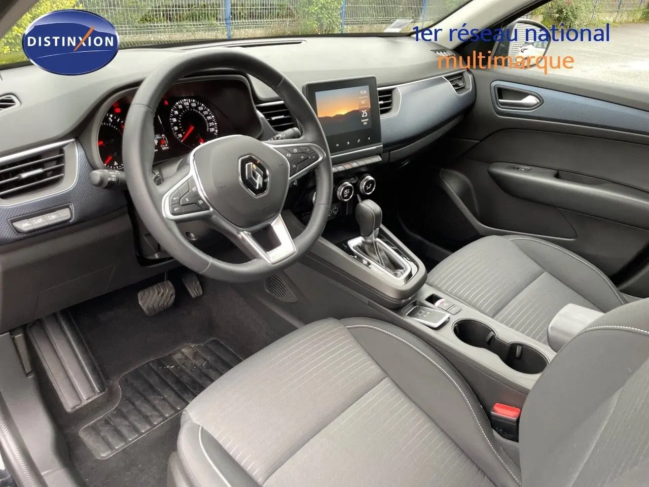 Intérieur Renault Arkana 1.3 TCE 140 Evolution 2023, vue côté conducteur, tableau de bord moderne et sièges gris.