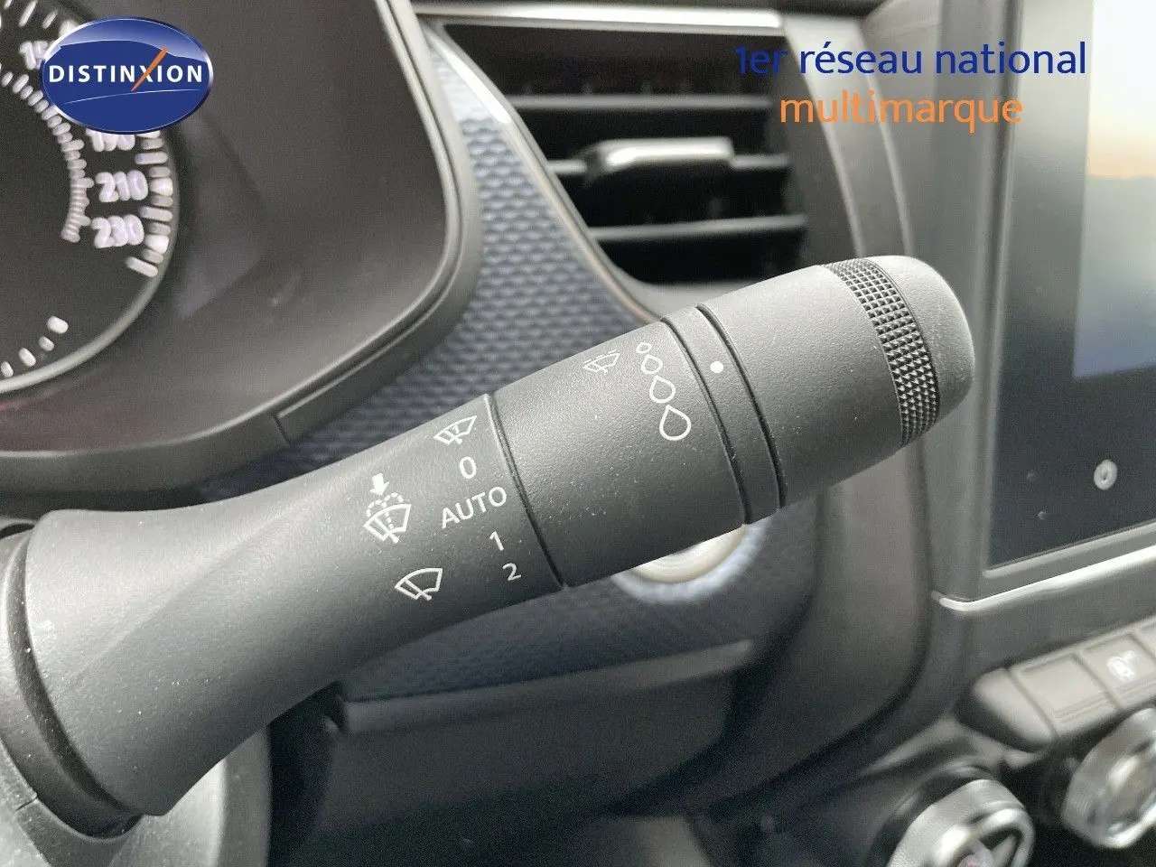 Gros plan sur la commande des essuie-glaces dans l’habitacle noir du Renault Arkana 1.3 TCE 140 Evolution 2023.