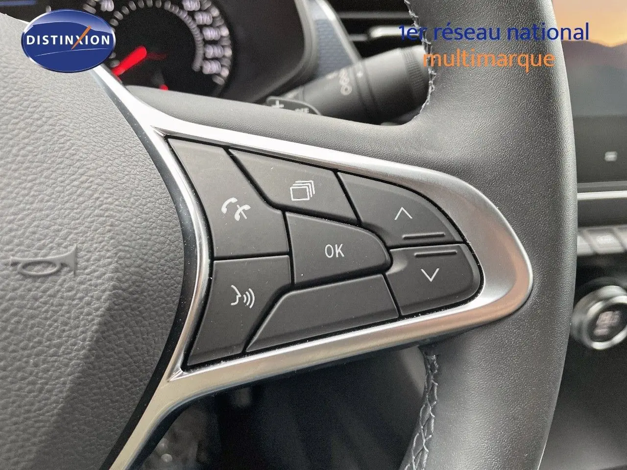 Gros plan sur les commandes multifonctions à gauche du volant du Renault Arkana noir, intérieur 2023.