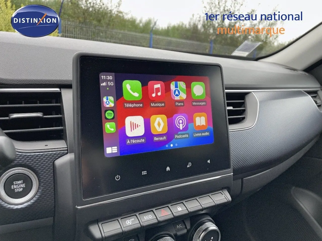 Vue intérieure du tableau de bord du Renault Arkana 2023, écran tactile central affichant les applications connectées.