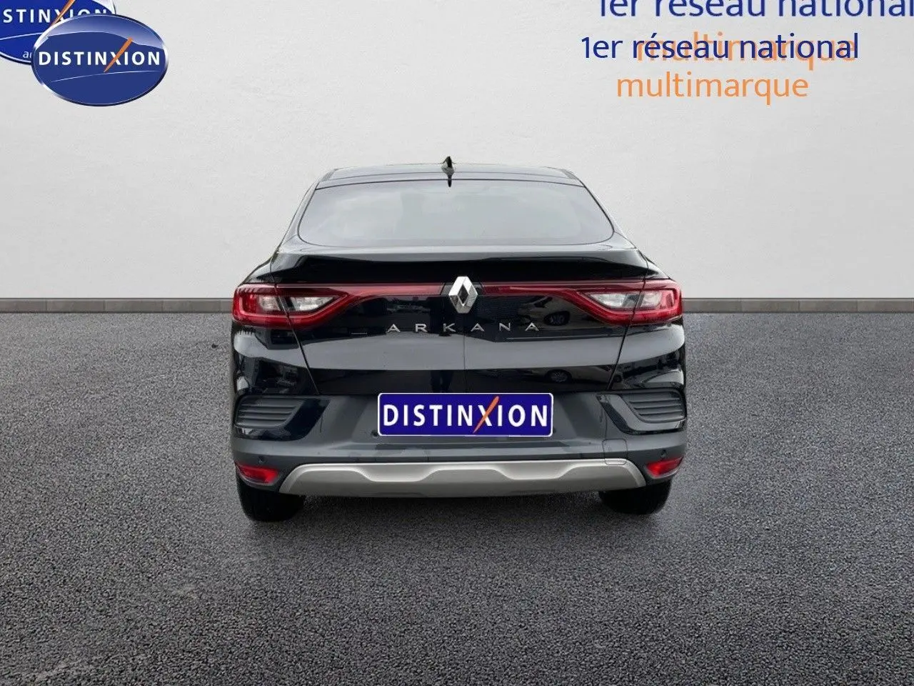 Vue arrière d'une Renault Arkana noire 2023, version 1.3 TCE 140 Evolution avec feux arrière reliés et logo central.