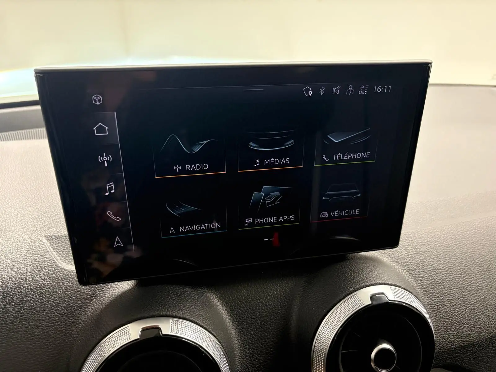 Écran tactile central de l’Audi Q2 35 TFSI S Line 2026, affichant les options multimédias et navigation.