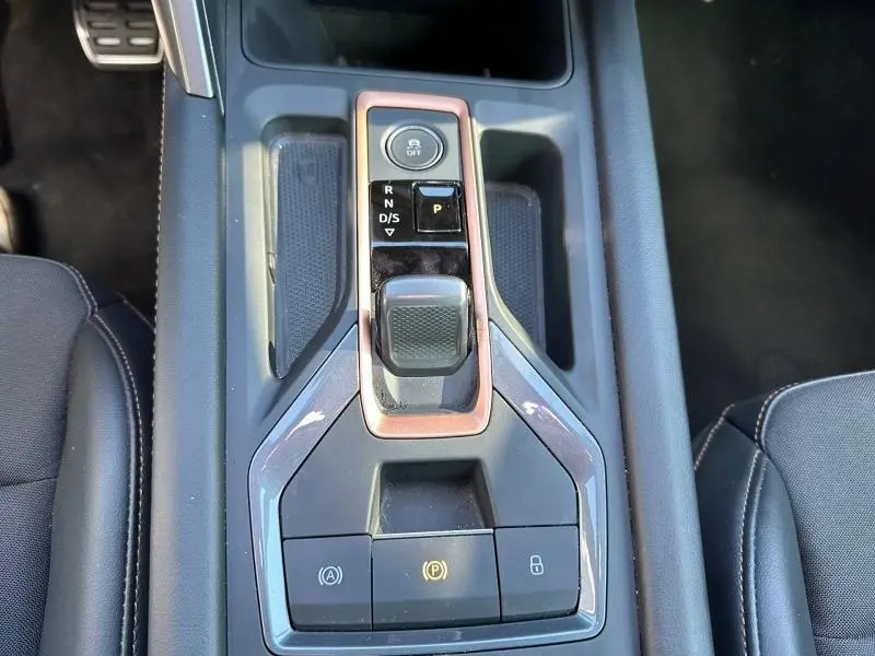 Gros plan sur la console centrale du CUPRA Formentor 2.0 TDI 150ch 2025, avec levier de boîte auto et boutons de contrôle.