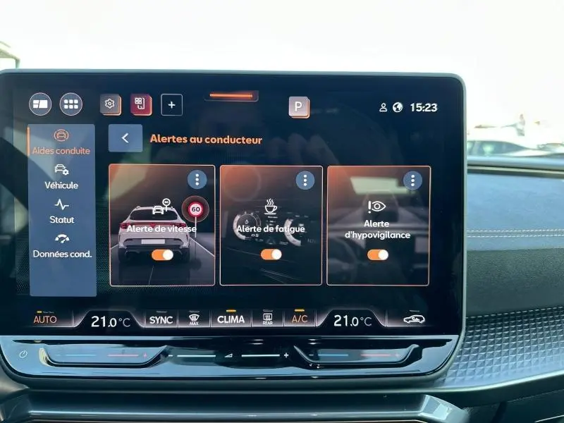 Écran tactile central du tableau de bord du CUPRA Formentor 2025 affichant les alertes au conducteur, ambiance intérieure moderne.