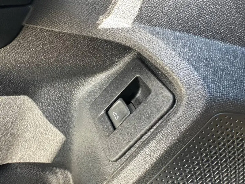 Gros plan sur le bouton d'ouverture du coffre dans l'habitacle noir du CUPRA Formentor 2.0 TDI 150ch V DSG7 2025.