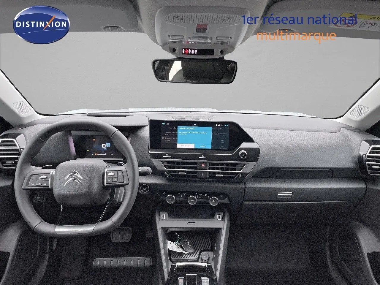 Tableau de bord moderne de la Citroën C4 2024, vue frontale avec écran tactile et volant multifonction noir.