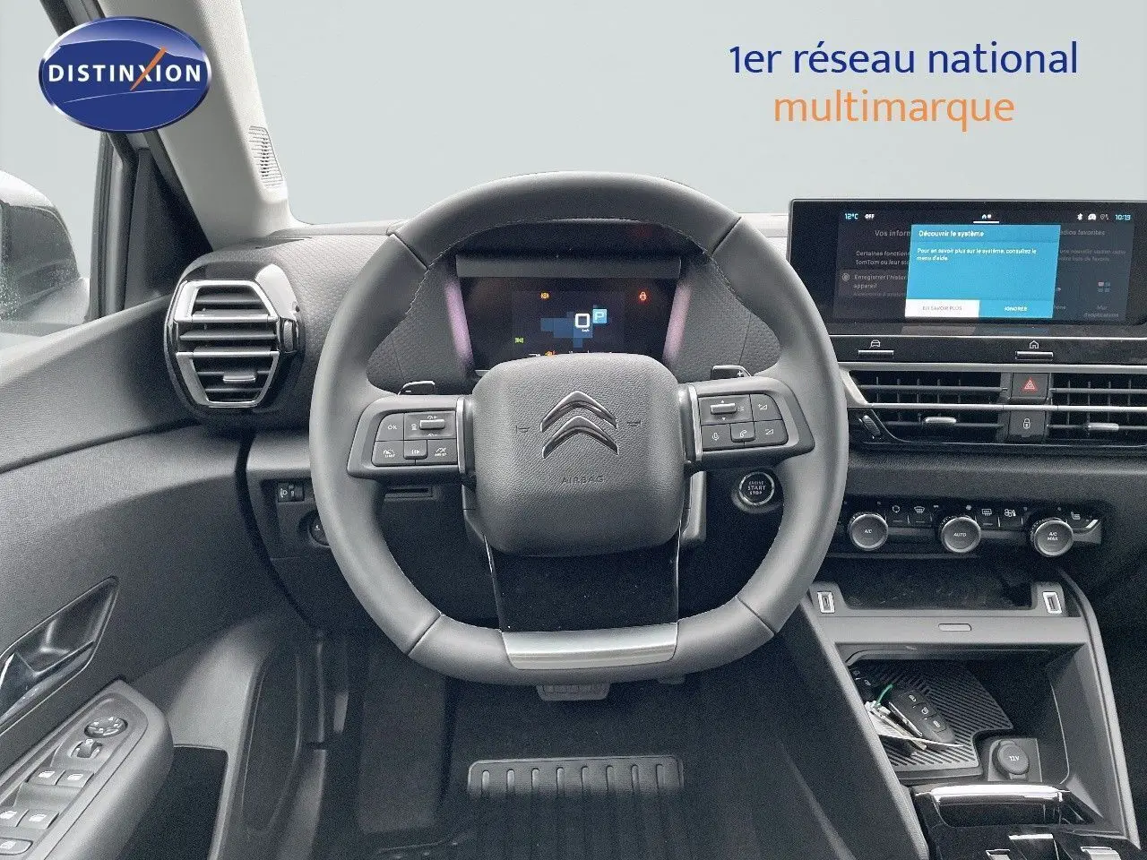 Intérieur de la Citroën C4 2024, vue frontale du volant et tableau de bord avec écran tactile et commandes intégrées.