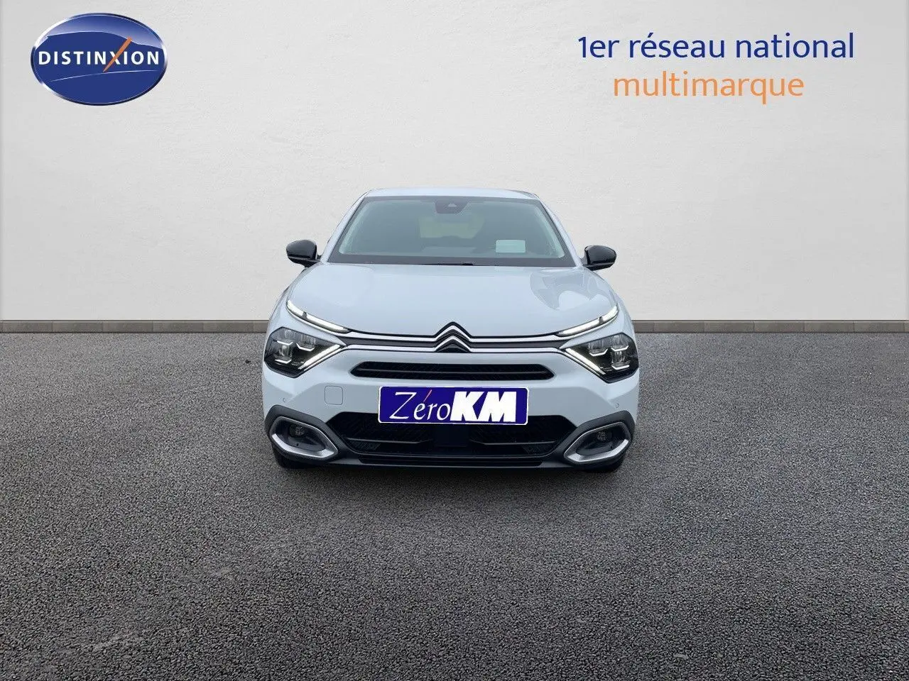 Vue frontale d'une Citroën C4 blanche métal 2024 avec phares LED et calandre distinctive.
