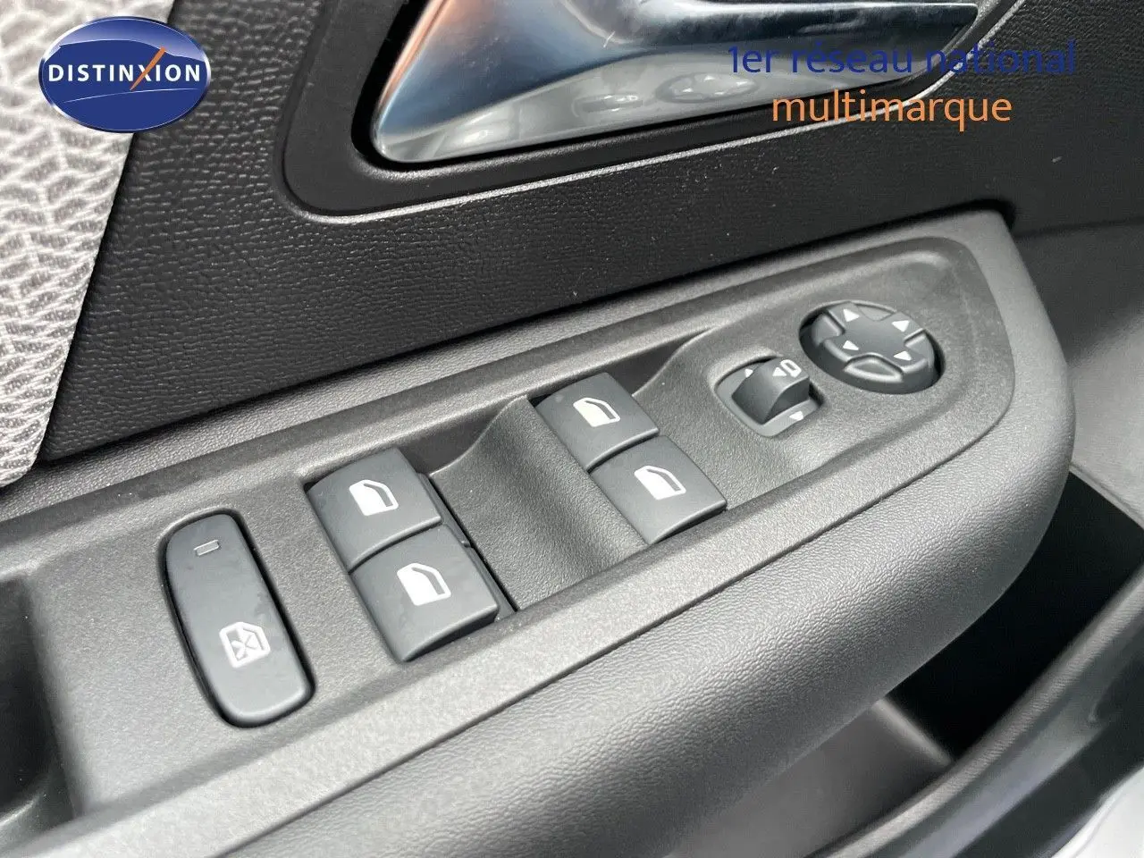 Gros plan sur les commandes des vitres et rétroviseurs côté gauche de la Citroën C4 blanche métal 2024.