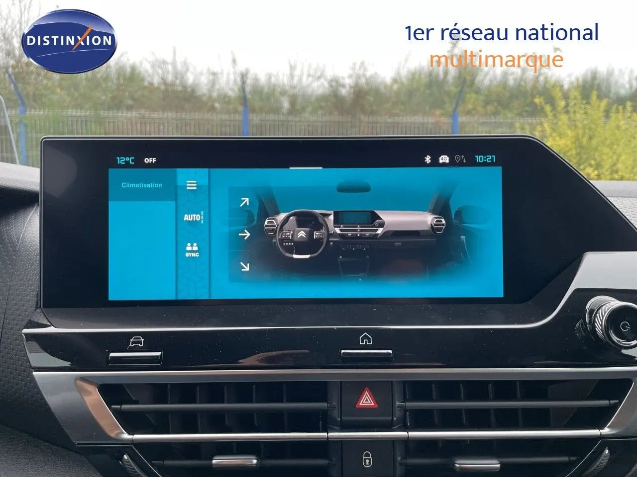Écran tactile central affichant les commandes de climatisation dans l'habitacle d'une Citroën C4 blanche métal 2024.