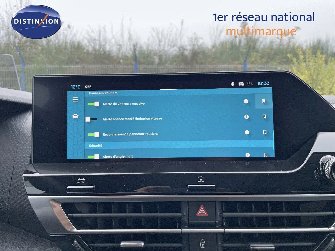 Écran tactile central affichant les alertes de sécurité dans l'habitacle d'une Citroën C4 blanche 2024.