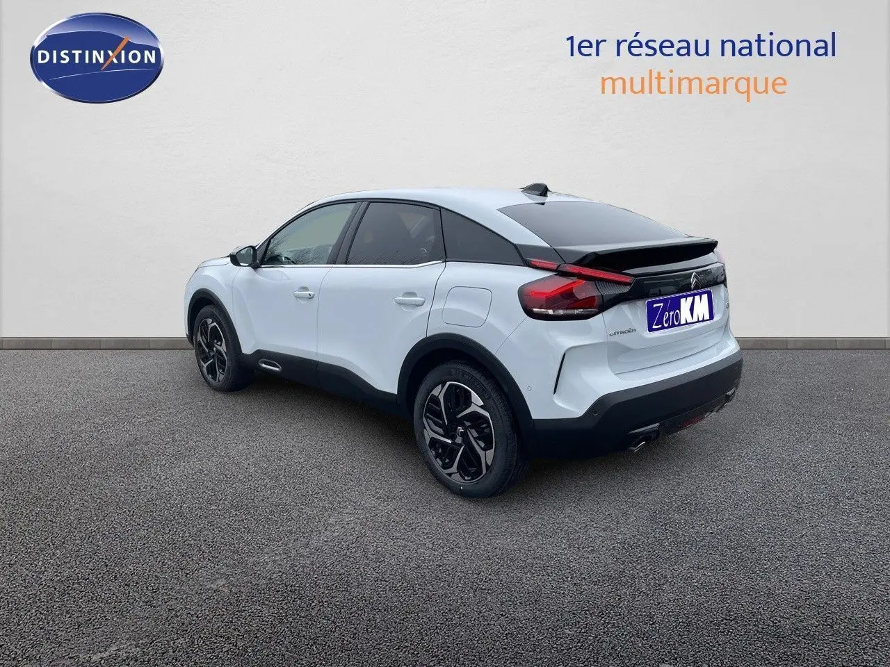Citroën C4 blanc métal vue 3/4 arrière droit, soulignant ses feux LED et jantes biton noires.