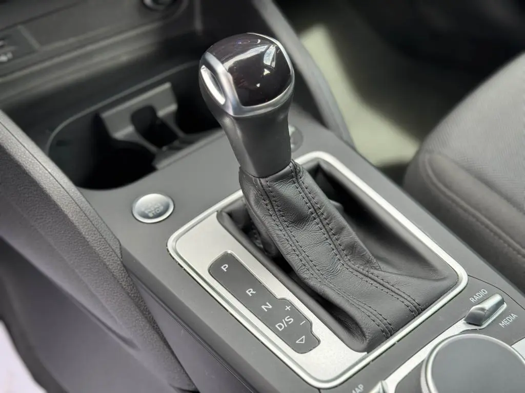 Le levier de vitesses automatique en cuir noir de l'Audi Q2 2022, vue rapprochée de la console centrale.
