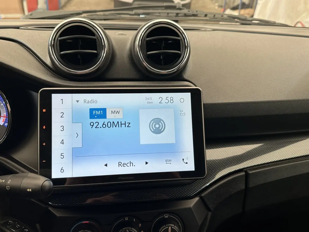 Vue rapprochée de l’écran tactile et des aérateurs ronds du tableau de bord de l’AIXAM AMBITION 0.5 CITY GTO blanc 2026.