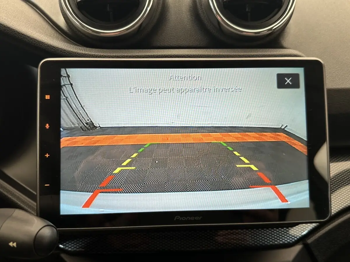 Écran intérieur affichant la caméra de recul du tableau de bord d'une Aixam Ambition blanche, version 2026.