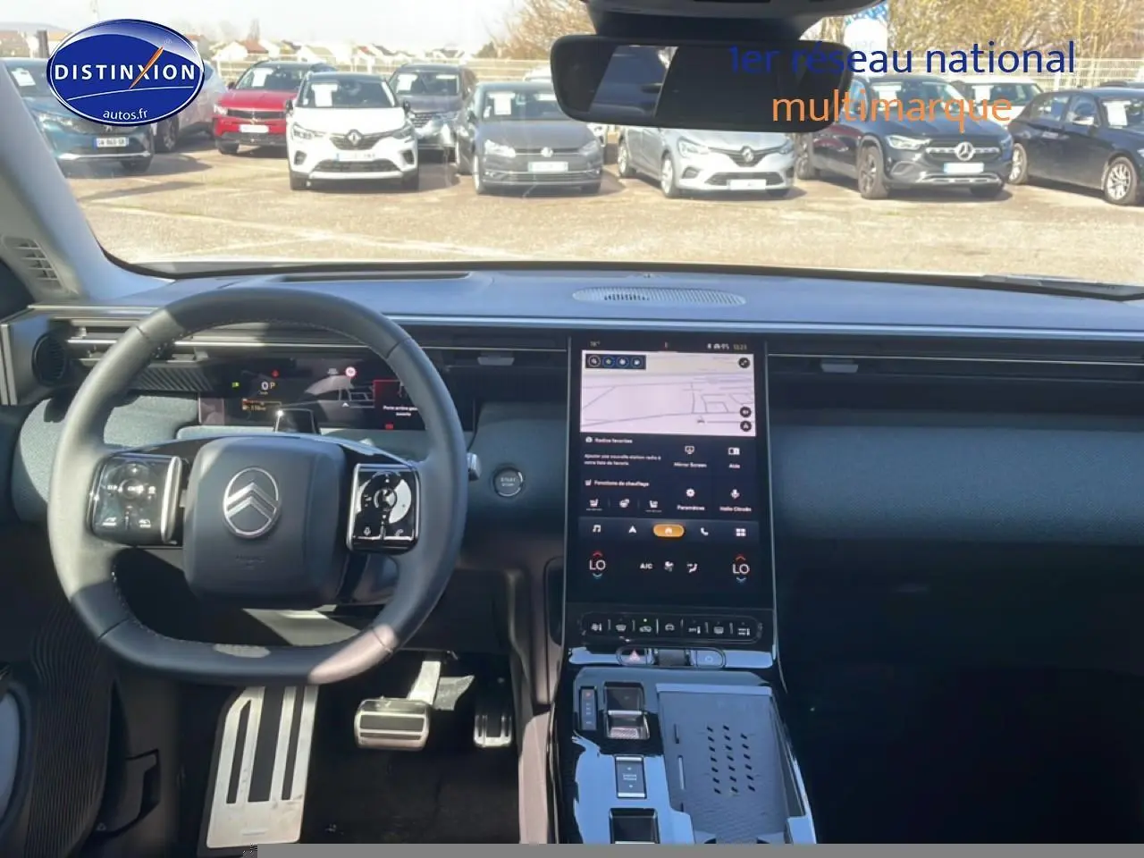 Vue intérieure du tableau de bord du Citroën C5 Aircross 2026, avec écran tactile vertical et volant multifonction noir.