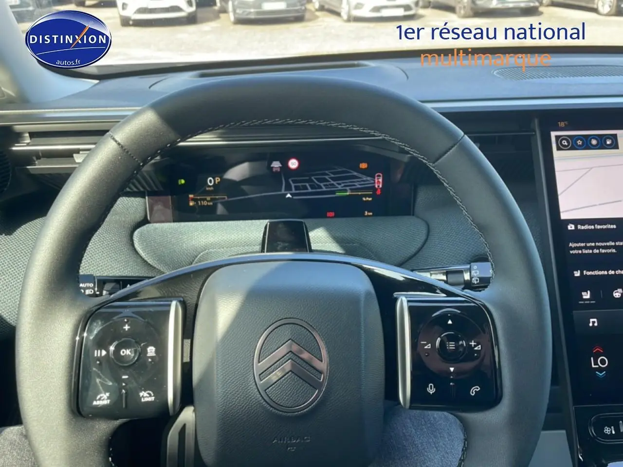 Vue intérieure centrée sur le volant noir du Citroën C5 Aircross 2026 avec tableau de bord numérique et écran tactile.