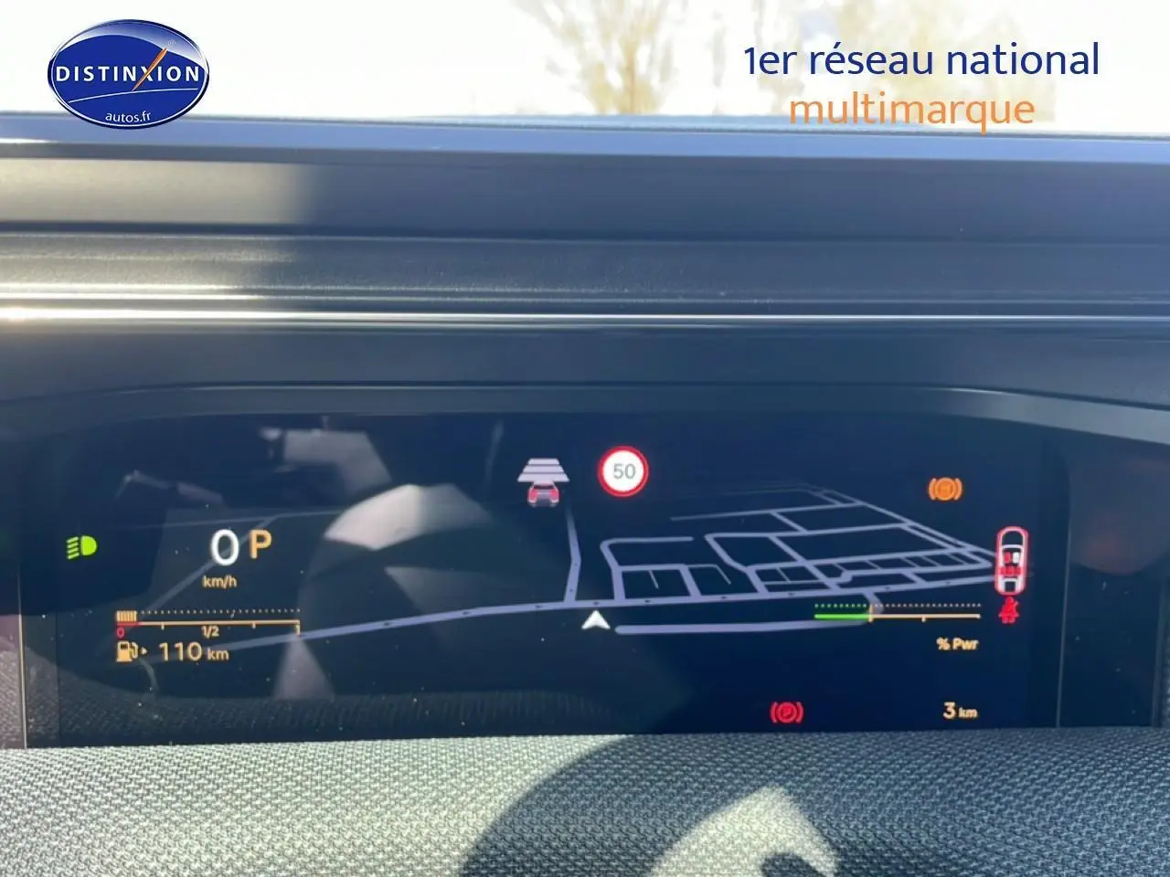 Affichage tête haute numérique du tableau de bord du Citroën C5 Aircross blanc, version hybride 2026.