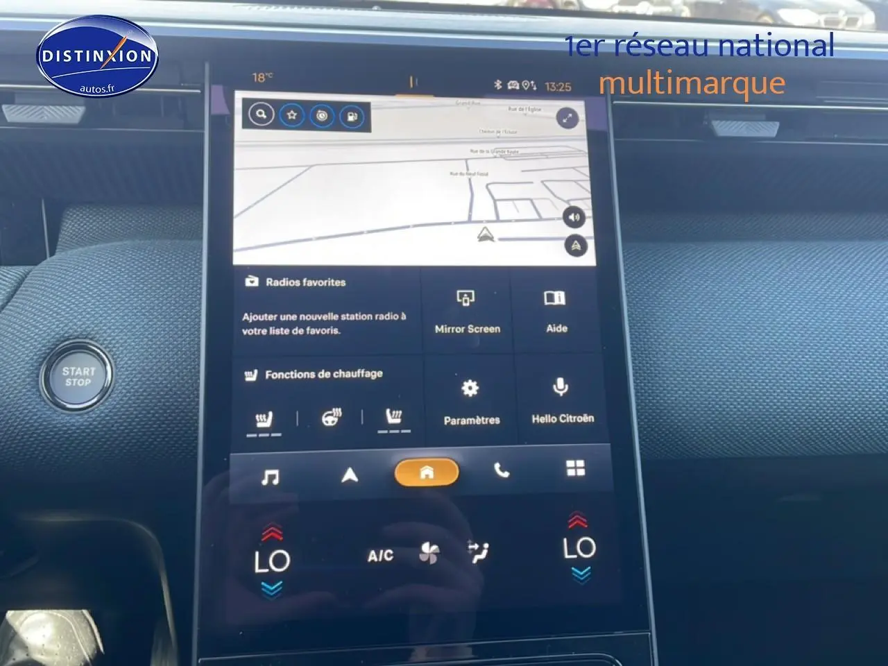 Écran tactile central vertical du tableau de bord du Citroën C5 Aircross blanc, avec commandes climatisation visibles.