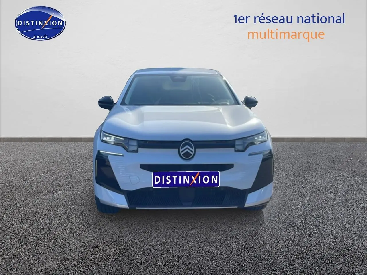 Vue frontale d'un Citroën C5 Aircross blanc avec calandre noire et phares LED fins sur fond neutre.