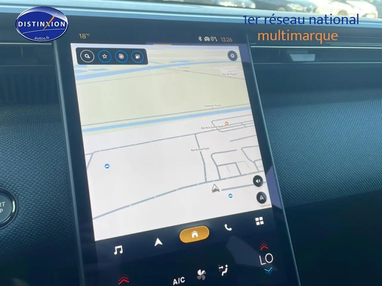 Vue intérieure centrée sur l'écran tactile du tableau de bord du Citroën C5 Aircross blanc, affichant la navigation GPS.