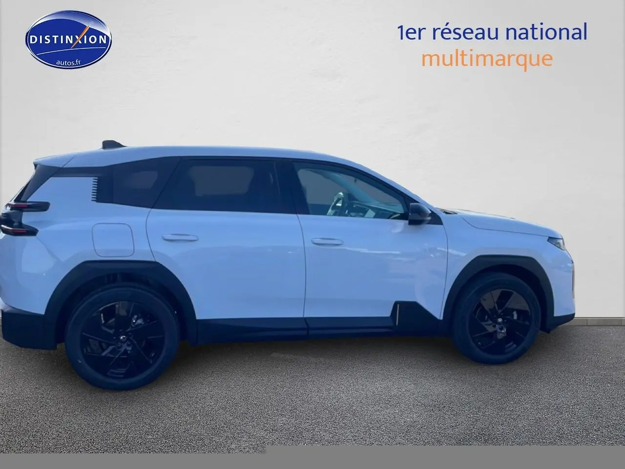 Profil droit du Citroën C5 Aircross blanc 2026 avec jantes noires et vitres arrière teintées.