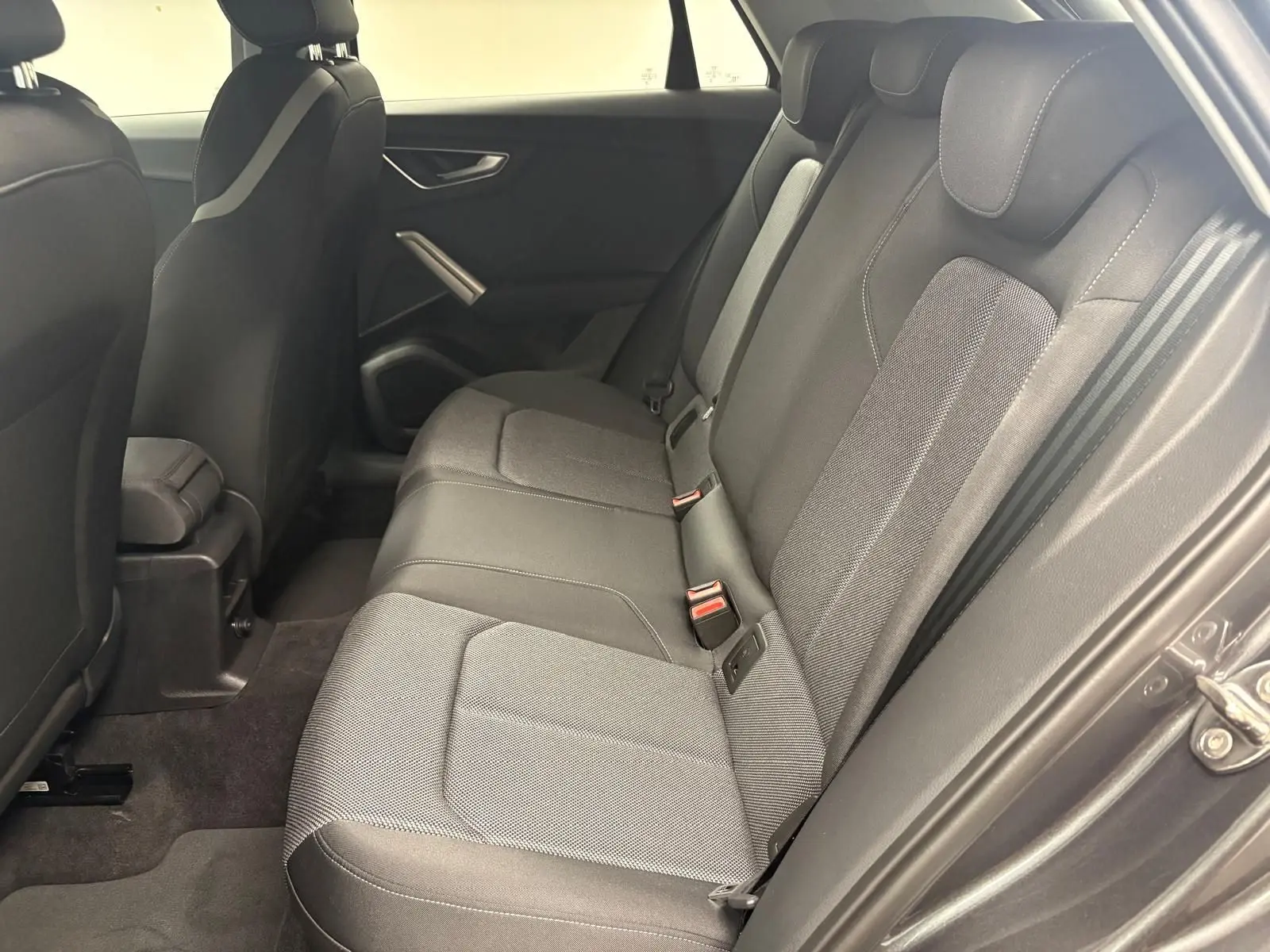 Vue intérieure côté droit des sièges arrière en tissu gris de l’Audi Q2 35 TFSI S Line 2026.
