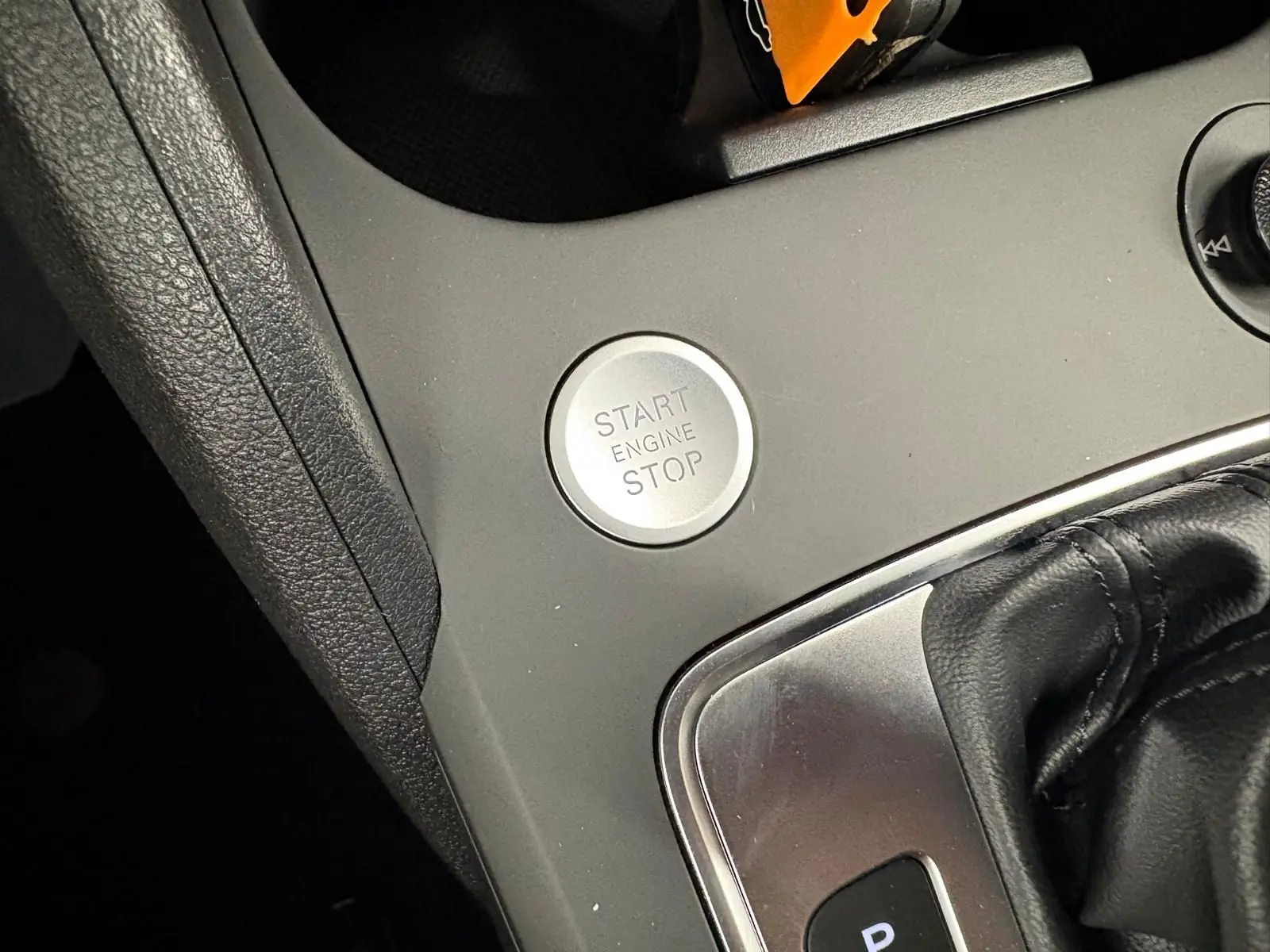 Gros plan sur le bouton start/stop et levier de vitesse en cuir dans l’Audi Q2 Gris Daytona 2026, version S Line.