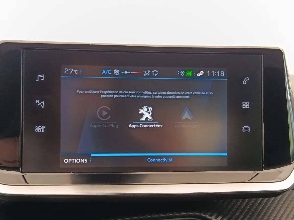 Écran tactile central de la Peugeot 208 blanc affichant les options Apple CarPlay et Android Auto en mode connecté.
