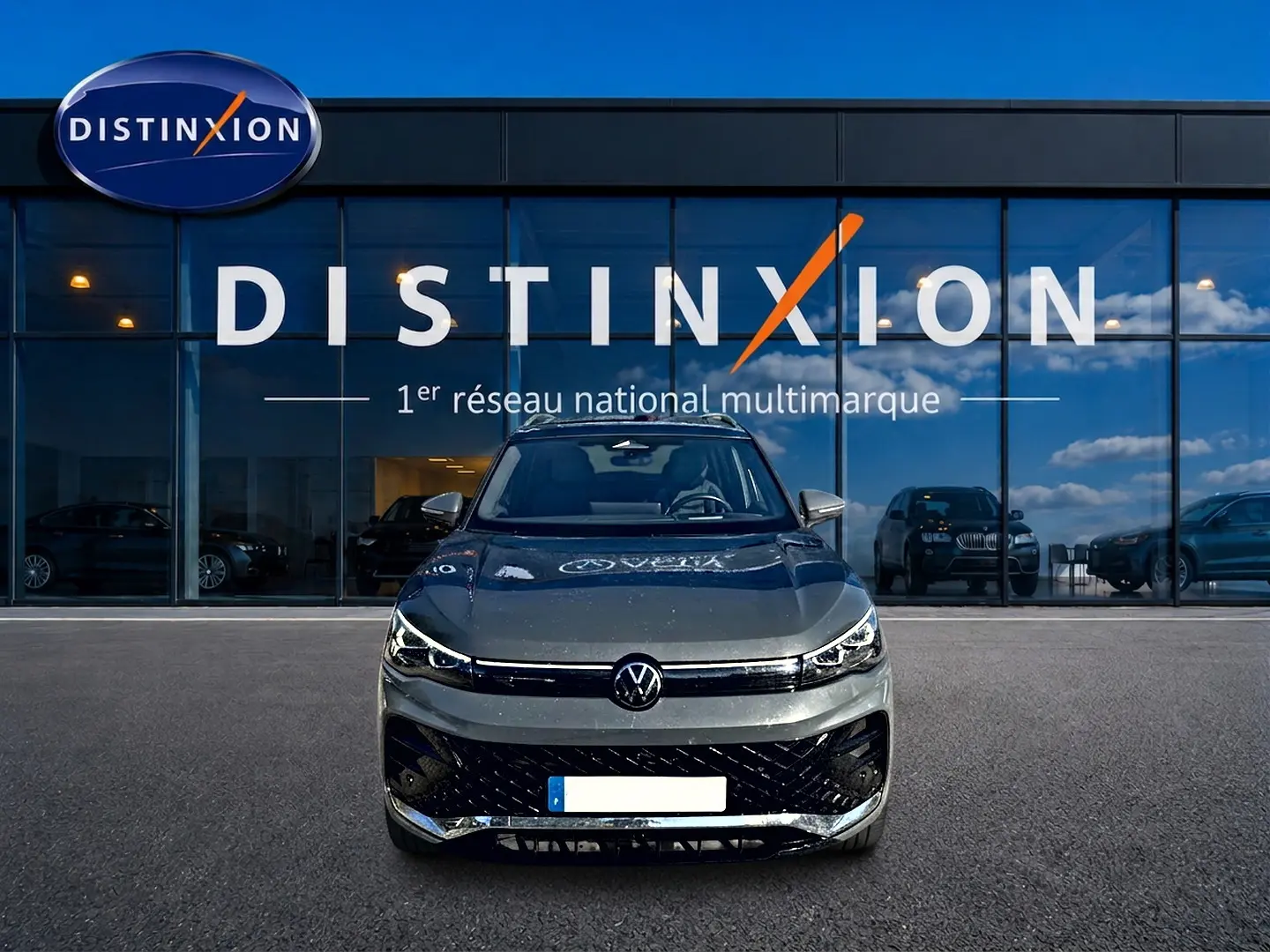 Volkswagen Tiguan 2.0 TDI gris dauphin vu de face, avec calandre noire et phares LED fins.