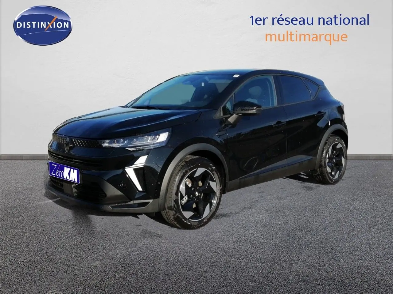 Renault Captur E-Tech hybride noir étoile métal en 3/4 avant droit avec jantes bicolores et feux LED distinctifs.