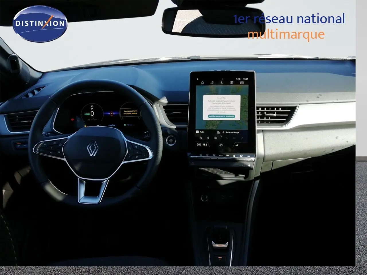 Vue intérieure centrée sur le volant et l’écran tactile vertical du tableau de bord du Renault Captur noir étoile métal.