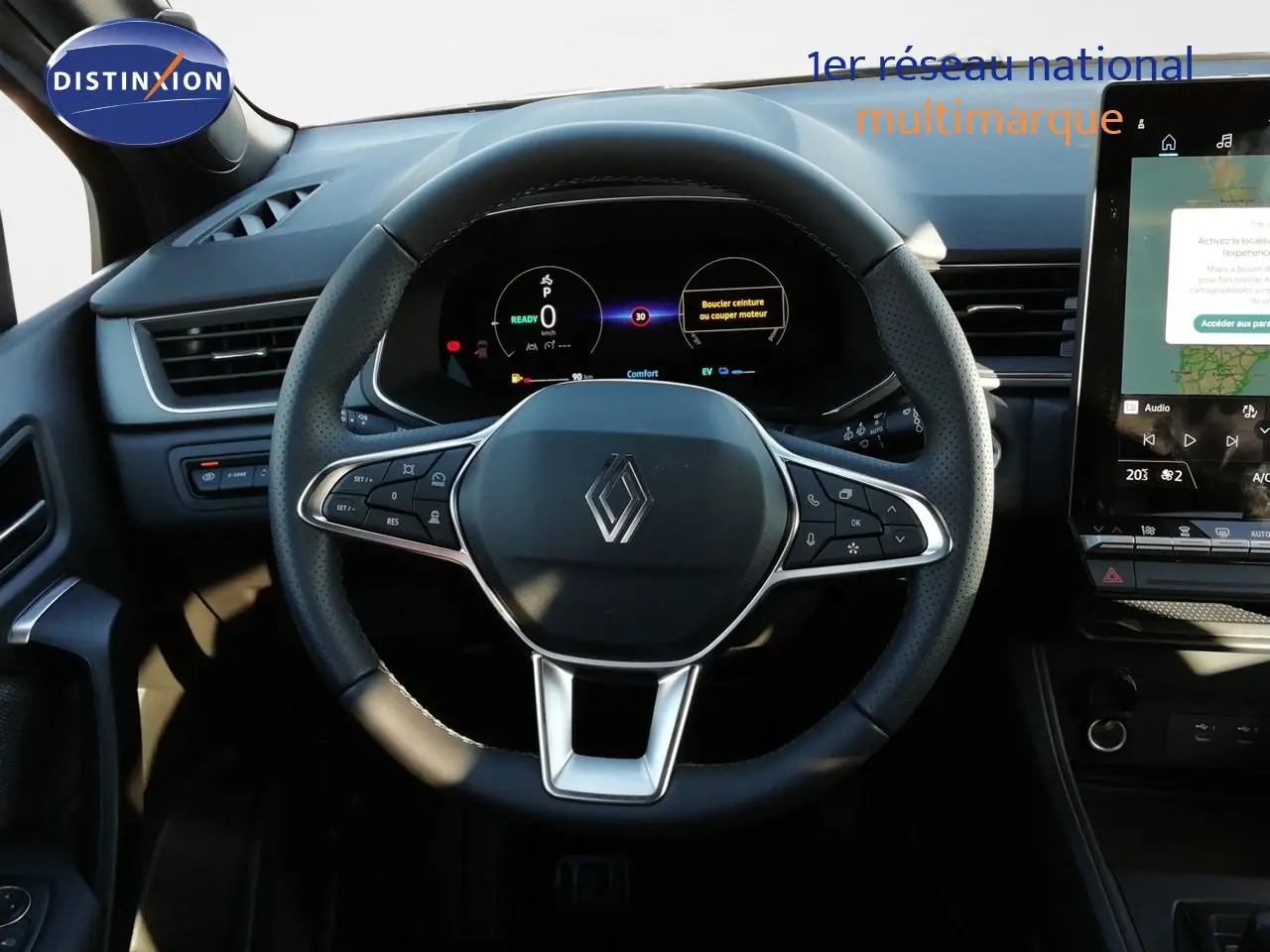 Vue intérieure centrée sur le volant multifonction noir du Renault Captur E-Tech 2026 avec tableau de bord digital.