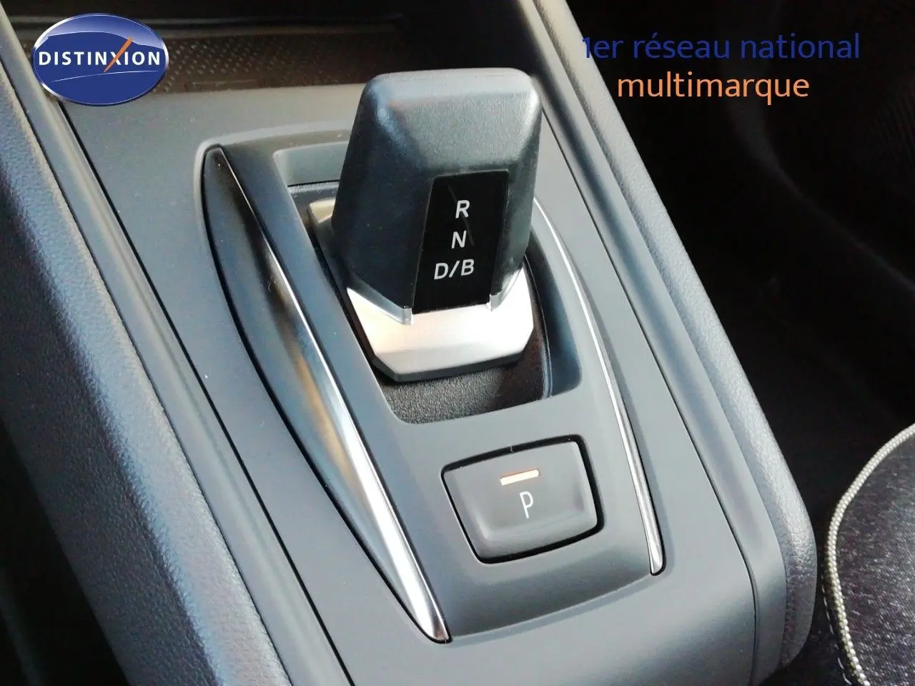 Gros plan sur la commande de boîte automatique noire du Renault Captur E-Tech Full Hybrid 2026, intérieur gris foncé.