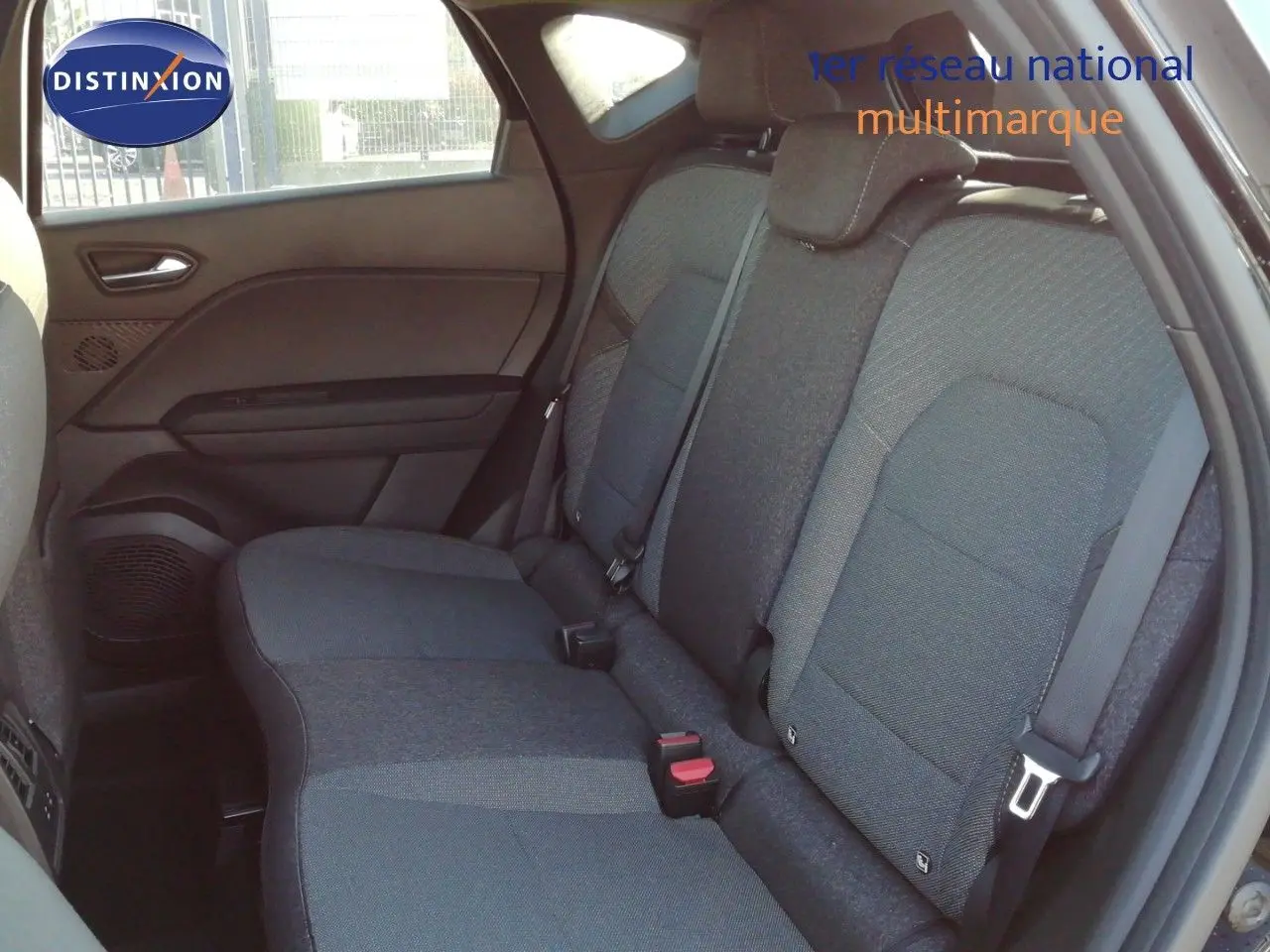 Vue intérieure côté droit des sièges arrière en tissu gris du Renault Captur E-Tech Full Hybrid 160ch 2026.