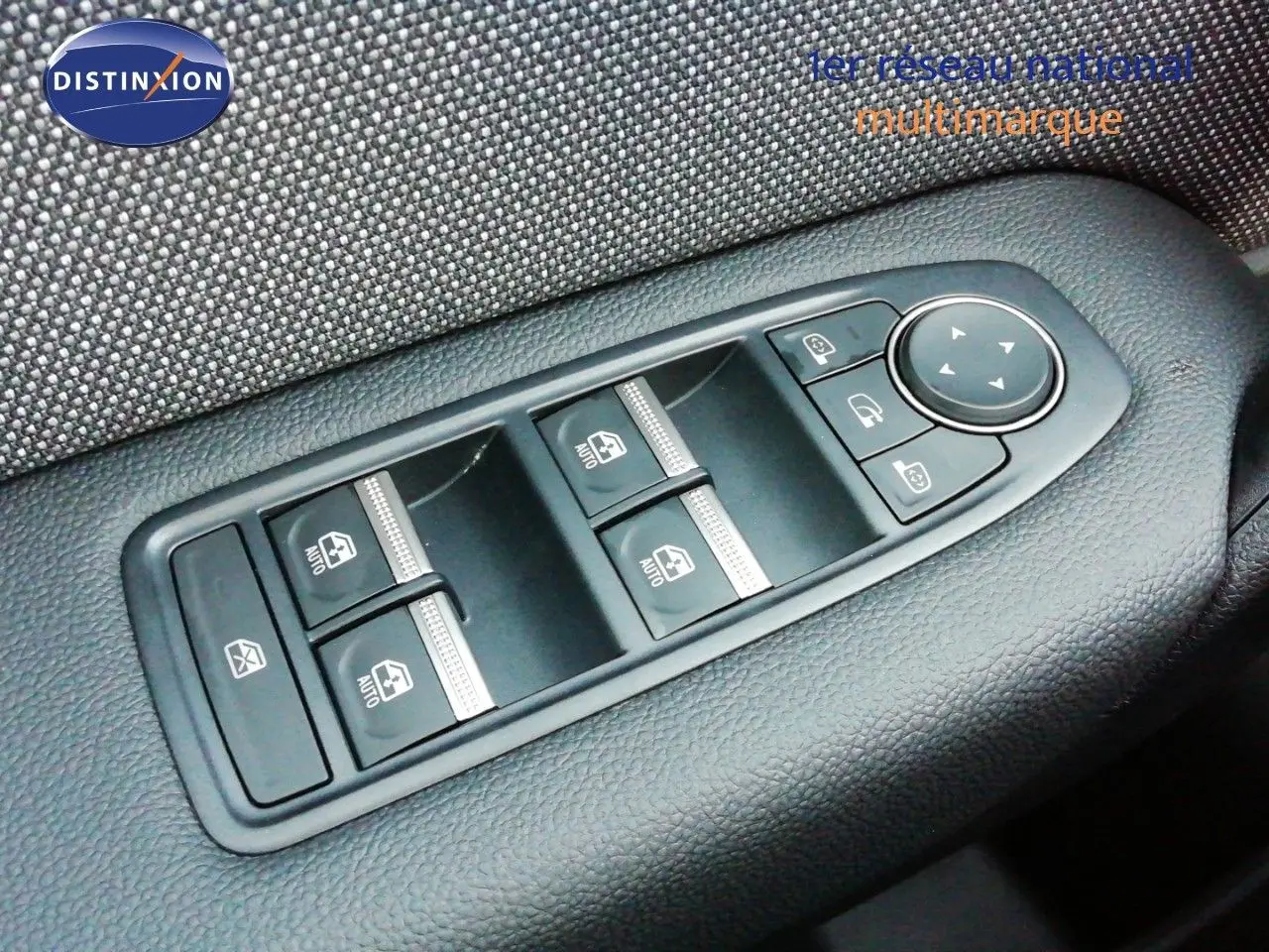Gros plan sur les commandes des vitres électriques et rétroviseurs du côté gauche intérieur d’un Renault Captur noir étoile métal.