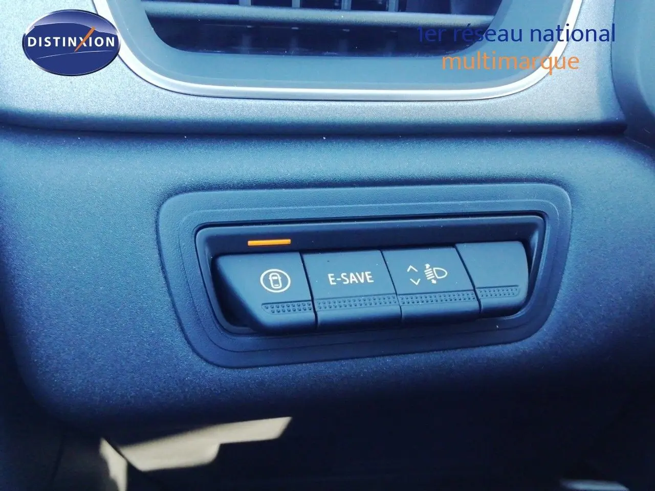 Gros plan sur les commandes intérieures noires du tableau de bord du Renault Captur E-Tech Full Hybrid 2026.