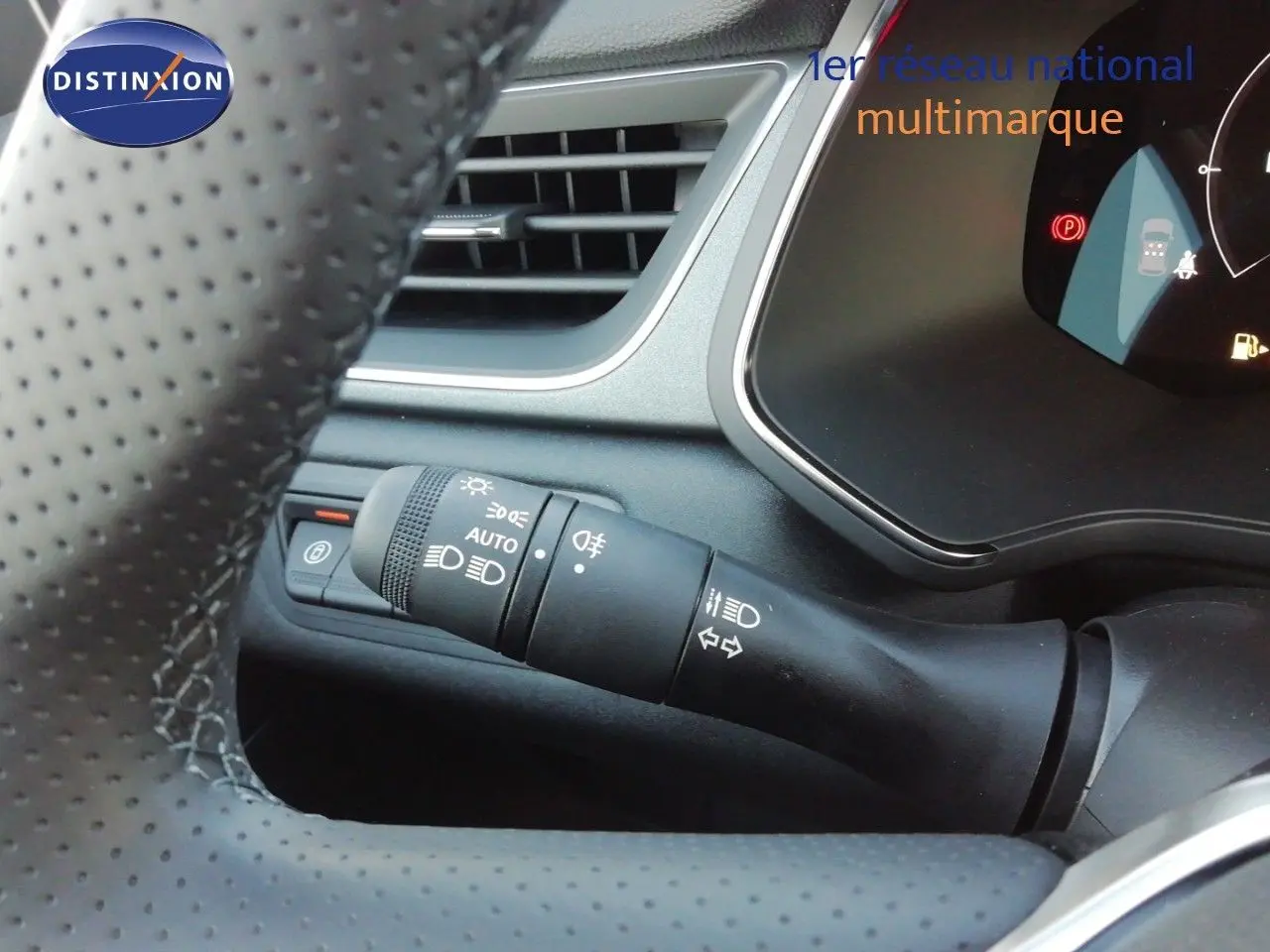 Gros plan sur la manette des feux et clignotants côté gauche du tableau de bord du Renault Captur noir étoile métal.
