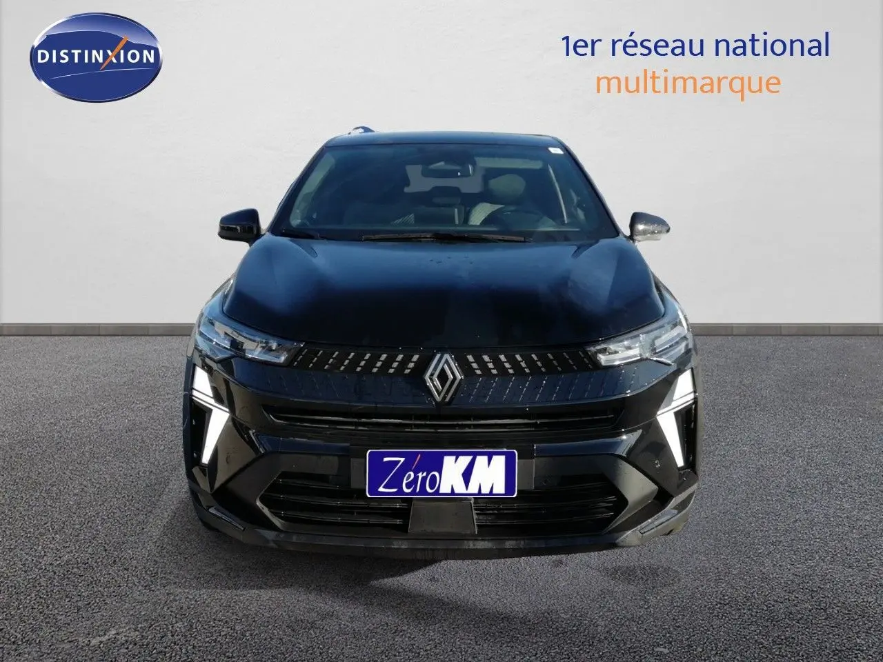 Vue avant du Renault Captur E-Tech Full Hybrid noir étoile métal, avec calandre et éclairage LED distinctifs.