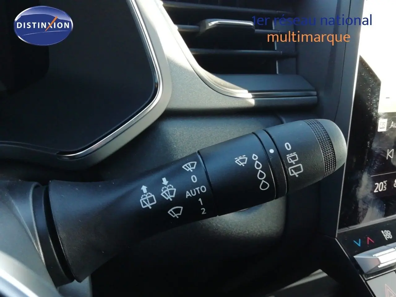 Gros plan sur la commande des essuie-glaces dans l’habitacle du Renault Captur noir étoile métal, version hybride 2026.