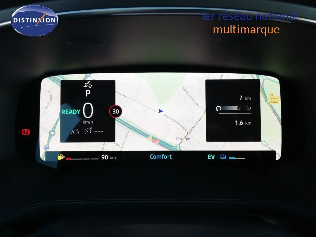 Tableau de bord numérique du Renault Captur E-Tech 2026 affichant la navigation et les informations de conduite en mode hybride.