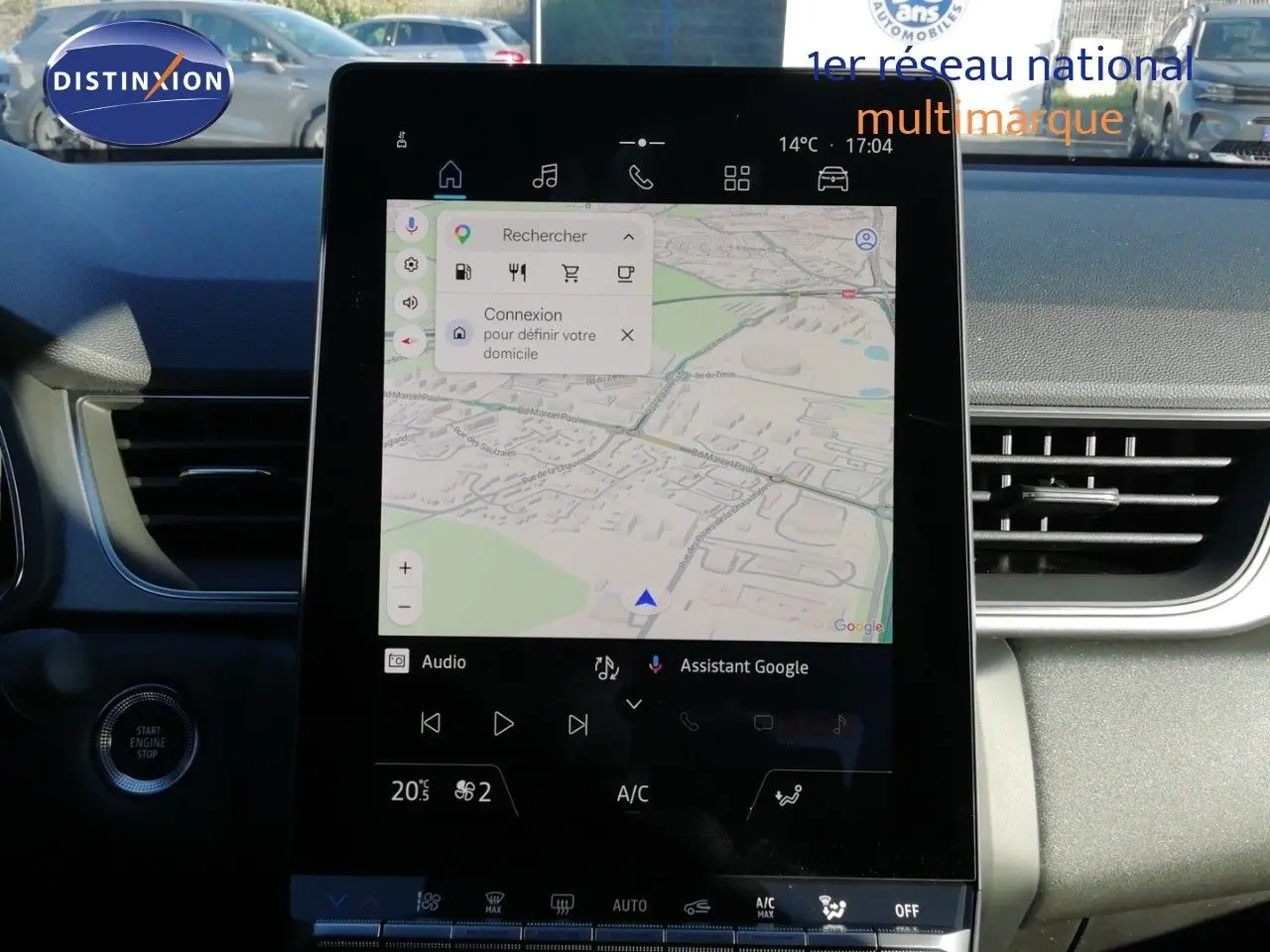 Vue rapprochée de l’écran tactile central du Renault Captur noir étoile métal, affichant la navigation GPS.